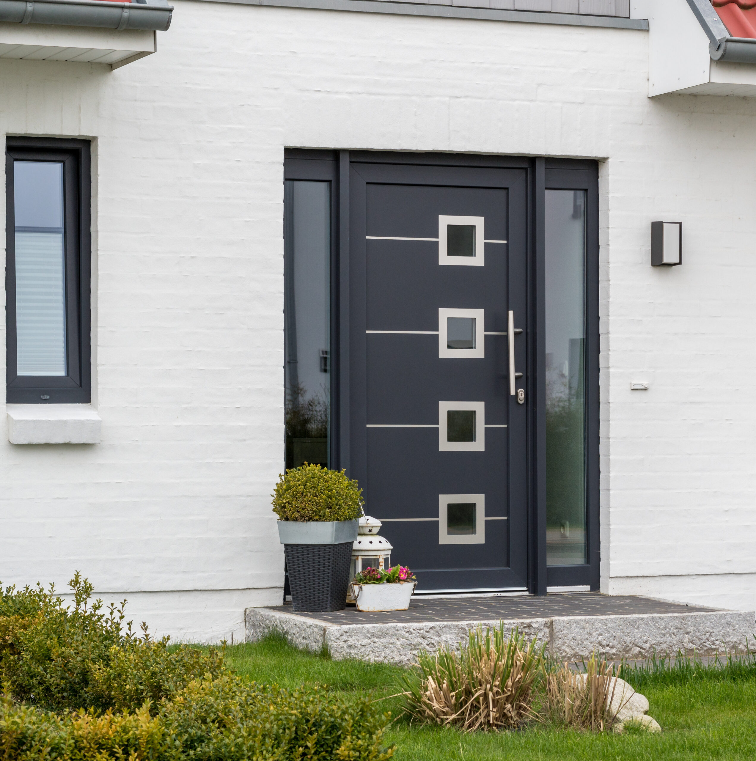 Moderne graue Haustür und Glas
